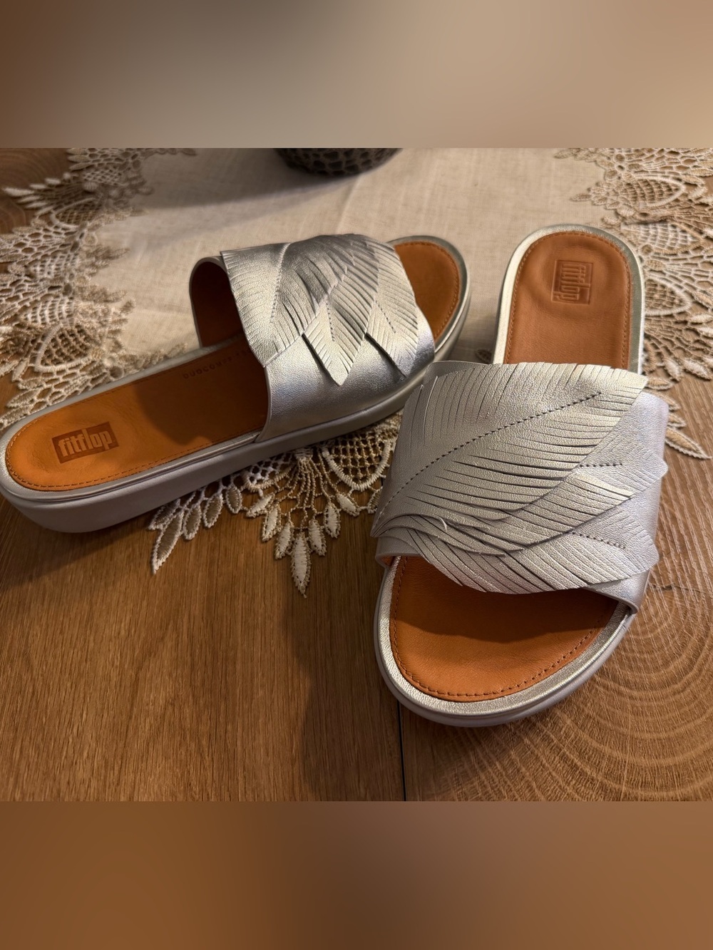 Women’s Fitflop Silver Leather Leaf Slides 7M Great Condition!
